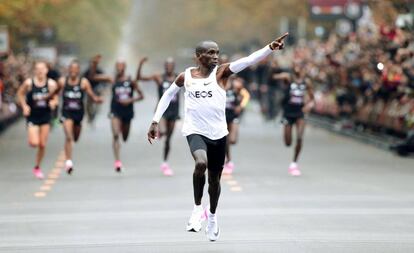 Kipchoge, durante antes de cruzar la meta del maratón en el que bajó de las dos horas.