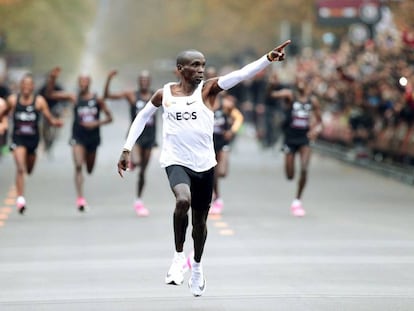 Kipchoge, durante antes de cruzar la meta del maratón en el que bajó de las dos horas.