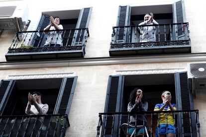 Vecinos del madrileño barrio de Lavapiés aplauden desde sus balcones a los sanitarios.