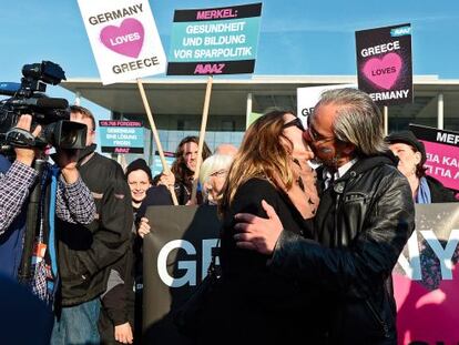 Maratón de besos entre vecinos europeos escenificado en Berlín el pasado marzo ante la reunión de los líderes de Grecia y Alemania.