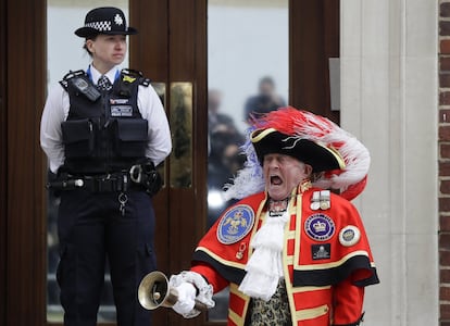 El pregonero, Tony Appleton, anuncia que la duquesa de Cambridge ha dado a luz a un bebe varón en el hospital St Mary de Londres.