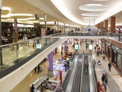 El ahorro de los hogares baja dos puntos hasta marzo ante la fuerte subida del gasto en consumo