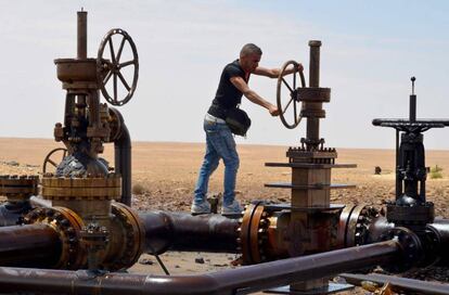 Un manifestante durante la ocupaci&oacute;n de las instalaciones petrol&iacute;feras de Kamur, en la regi&oacute;n de Tatau&iacute;n 