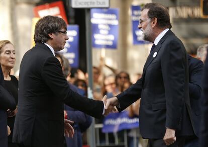 Mariano Rajoy, presidente del Gobierno, saluda a Carles Puigdemont, presidente de la Generalitat.