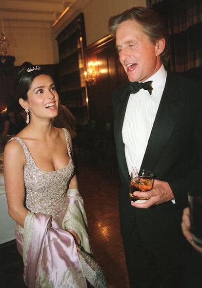 Michael Douglas y Salma Hayek en 1998.