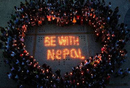 Estudiantes de Nepal y China rezando por el terremoto en la Universidad central de la provincia china de Hunan.