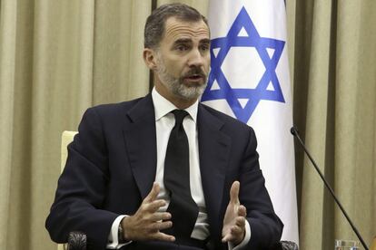 El rey Felipe VI durante su encuentro con el presidente israelí, Reuven Rivlin, en la sede de la Presidencia de Israel, antes de aisistir al funeral de Estado de Simón Peres, en Jerusalén.