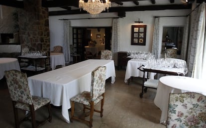 La sala del restaurante apenas cambió desde la llegada de Adrià en 1983, ya que Soler ya había acometido la ampliación del comedor. En la imagen, el interior fotografiado unas horas antes de la última cena, a la que asistieron apenas 50 comensales amigos y familiares de elBulli.