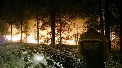 Trabajos de extinci&oacute;n del incendio de la isla de La Palma.