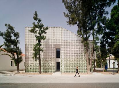 Exterior del edificio de Relaciones Internacionales en el Campus de la Universidad de Alicante. 