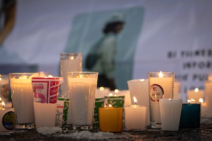 Velas colocadas en honor a Amelí García Gámez.