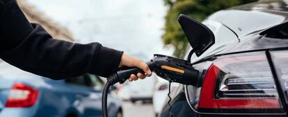  Coche eléctrico cargando.