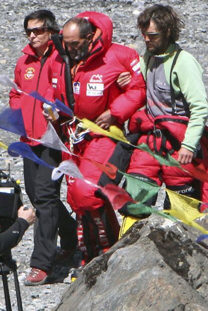 Oiarzabal recibe ayuda a su llegada al campo base del Annapurna.