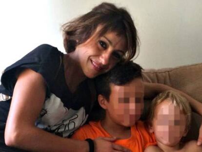 Juana Rivas con sus dos hijos, de 11 y tres años, en una imagen cedida por la familia.