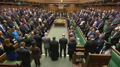 Miembros del Parlamento guardan un minuto de silencio en homenaje a las víctimas del atentado de Londres, el 23 de marzo de 2017.