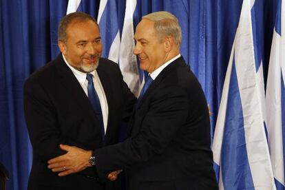 Netanyahu y Lieberman estrechan su mano al anunciar que concurrir&aacute;n juntos a las elecciones.