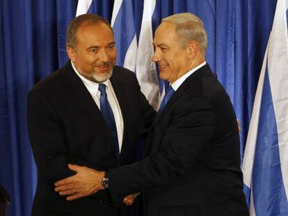 Netanyahu y Lieberman estrechan su mano al anunciar que concurrir&aacute;n juntos a las elecciones.