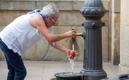 Una mujer lava un tomate en Gernika, durante la fiesta de San Roque.