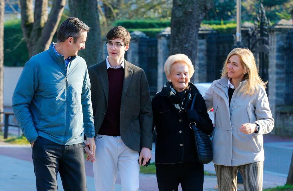 Iñaki Urdangarín, su hijo Pablo Nicolás, su madre Claire Liebaert y la infanta Cristina en Vitoria el 25 de diciembre.