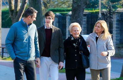 Iñaki Urdangarín, su hijo Pablo Nicolás, su madre Claire Liebaert y la infanta Cristina en Vitoria el 25 de diciembre.