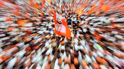 Participantes de la minoría maratha ondean banderas mientras escuchan un discurso durante una 'marcha silenciosa' en Bombai (India). Cientos de miles de miembros de la minoría maratha tomaron Bombay, capital financiera de la India, en una marcha para pedir su inclusión en el sistema de discriminación positiva vigente en el país y beneficiarse así de las cuotas gubernamentales en educación o empleo público.