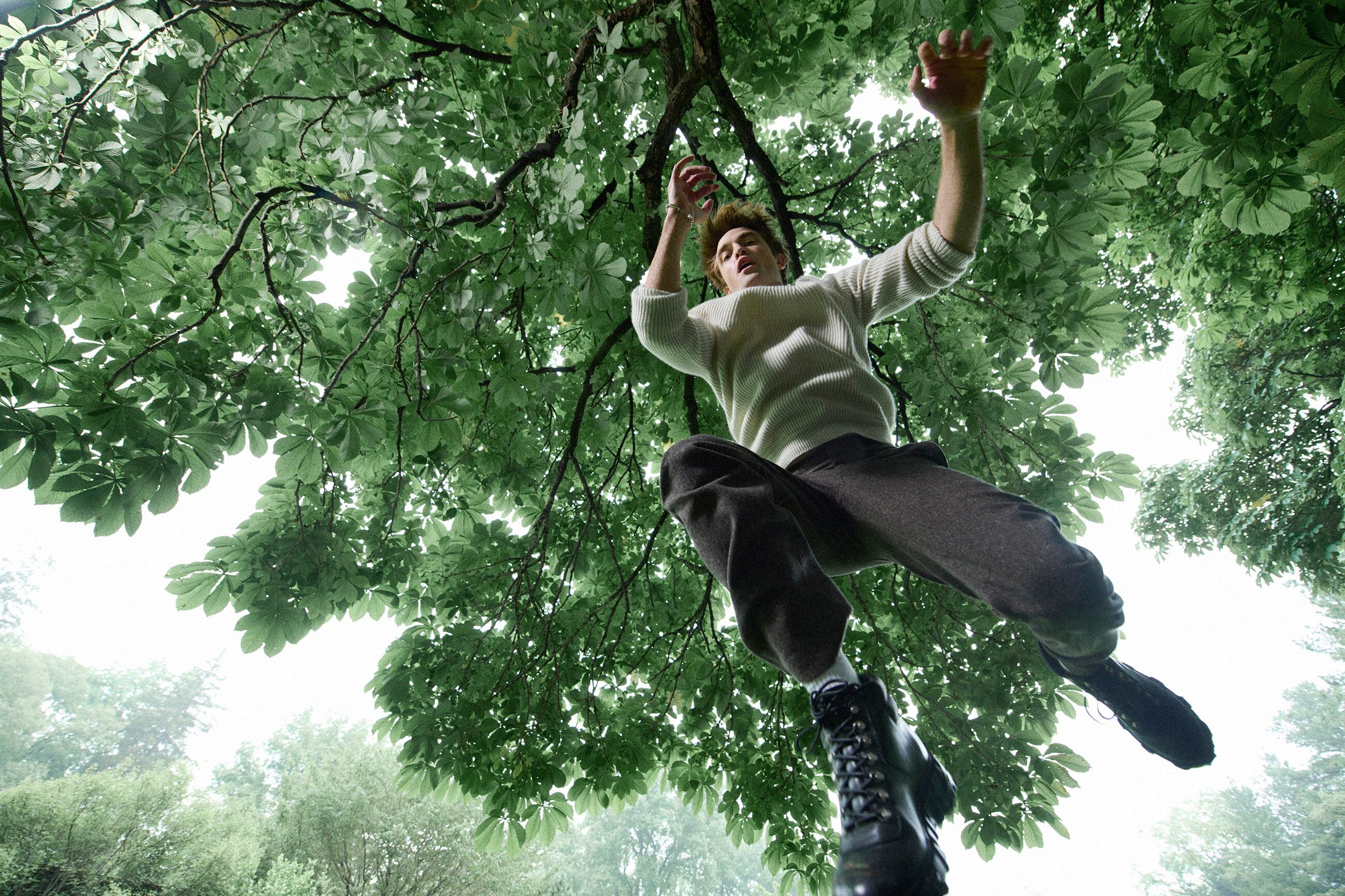 Robert Pattinson salta entre los árboles con 'look' DIOR MEN.