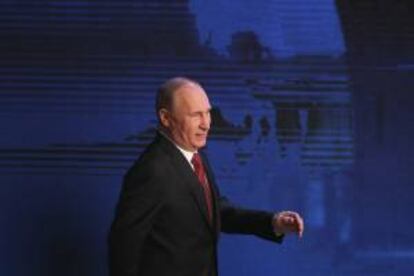 El presidente ruso, Vladímir Putin, a su llegada a una rueda de prensa. EFE/Archivo