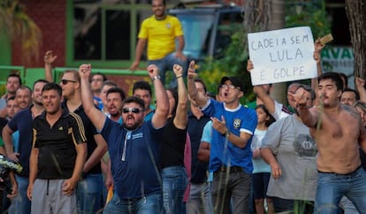 Manifestantes protestam contra a chegada do ex-presidente do Brasil, Luiz Inacio Lula da Silva, no estado de Paraná o passado 26 de março.