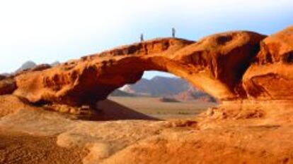 Burdah es uno de los puentes de roca natural que se pueden encontrar en Wadi Rum.