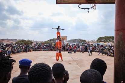 Espectáculo de acrobacias en la cancha de baloncesto del campo de refugiados de Dzaleka. 