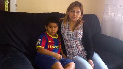 Pepita Méndez, junto a su hijo Joan, en su domicilio de Cornellà del Llobregat.