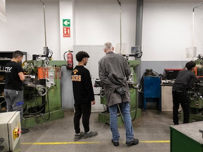 Taller de mecánica de FP en un centro de formación de Granollers ( Barcelona).