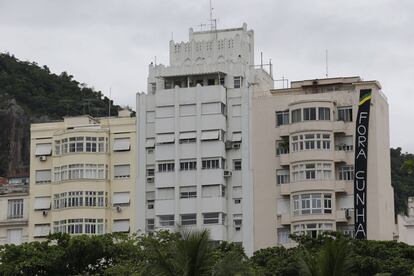 Faixa de "Fora Cunha" gigante em Copacabana.