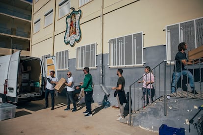 La asociación Policía Solidaria entrega gazpacho, material escolar y maquinaria de limpieza en Colegio San José de Calasanz en Algemesí.