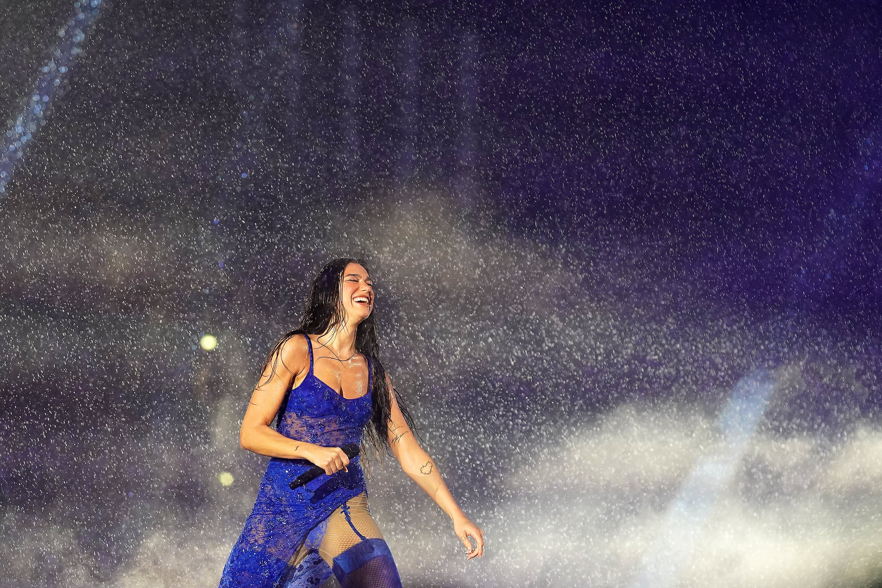 Un padre rockero, varios récords Guinness y otras curiosidades de Dua Lipa por su 30º cumpleaños 4 Dua Lipa, el 24 de junio de 2025, en el concierto de Liverpool, Inglaterra, de su gira 'Radical Optimism'.