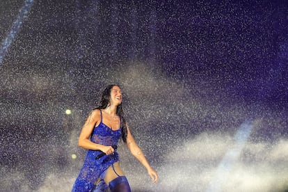 Dua Lipa, el 24 de junio de 2025, en el concierto de Liverpool, Inglaterra, de su gira 'Radical Optimism'.