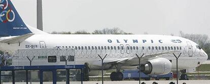 Imagen del avión de las líneas aéreas griegas que ha aterrizado de emergencia en el aeropuerto de Múnich tras recibir un aviso de bomba. En el avión viajaban 11 eurodiputados.