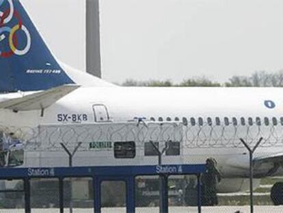 Imagen del avión de las líneas aéreas griegas que ha aterrizado de emergencia en el aeropuerto de Múnich tras recibir un aviso de bomba. En el avión viajaban 11 eurodiputados.