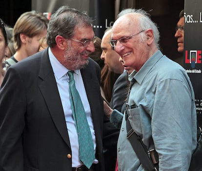 El actual director de la Academia de Cine, Enrique González-Macho, en la inauguración del Paseo de la Fama de Madrid junto al director Carlos Saura.