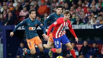 Pablo Barrios conduce el balón perseguido por Hugo Guillamón, durante el último Atlético-Valencia (2-0) de Liga disputado en el estadio Metropolitano.