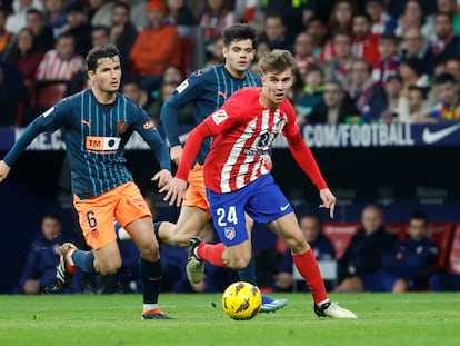 Pablo Barrios conduce el balón perseguido por Hugo Guillamón, durante el último Atlético-Valencia (2-0) de Liga disputado en el estadio Metropolitano.