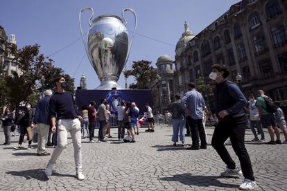 Aficionados del Chelsea juegan al fútbol en Oporto este sábado. Desde primera hora de la mañana, los aviones procedentes de Manchester y Londres aterrizan en el aeropuerto Sá Carneiro y, una vez allí, los seguidores son conducidos en función del equipo al que sigan, con el fin de evitar que se mezclen los hinchas de ambos clubes.