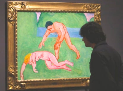 Dos visitantes de la exposición de la Fundación Thyssen contemplan la obra de Matisse <i>Ninfa y sátiro.</i>