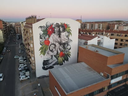 Cierra el ‘top 10’ de los mejores grafitis de 2021 esta obra de <a href="https://www.lulagoce.com/" target="_blank">Lula Goce</a>. Se encuentra junto al centro de salud Norte en el barrio de Santa Catalina de <a href="https://elviajero.elpais.com/elviajero/2019/10/24/actualidad/1571908129_470212.html" target="_blank">Aranda del Duero</a>, en la provincia de Burgos. El mural de la artista gallega ocupa 500 metros cuadrados, y es un homenaje a todas las mujeres, hombres y familias que sufren el cáncer de mama en primera persona. El objetivo de la muralista era hacer visible la enfermedad y también incidir en su prevención.