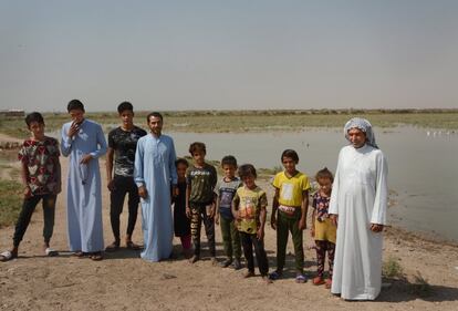 Parte de la familia de Hajji Nebjan posa para una foto fuera de su casa. La familia se queja de que no tienen agua potable, electricidad, escuelas ni ningún apoyo del Gobierno. La única fuente de ingreso para esta familia de 20 miembros son sus animales.