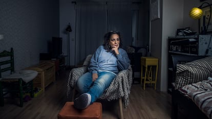 María Rodríguez, con problemas en la rodilla izquierda, y con más de un año de espera para el traumatólogo en la Comunidad de Madrid, en su casa, en Vallecas.