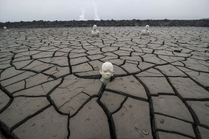 Estatuas semisumergidas en barro, en la zona del volcán en Sidoarjo, Java Oriental, Indonesia.