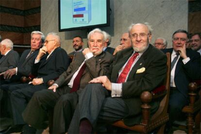 Los académicos de la RAE asistentes al acto, durante la presentación.