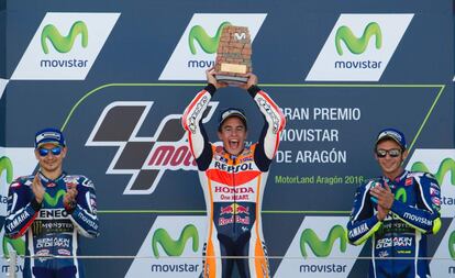 Marc Márquez, celebra el triunfo entre Jorge Lorenzo y Valentino Rossi, que ha sido tercero, en la carrera de Moto GP del Gran Premio de Aragón.