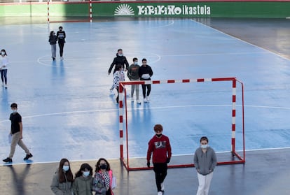 Alumnos de una ikastola de Bilbao, durante el recreo. 